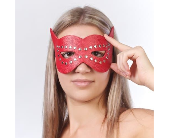 Красная маска на глаза с разрезами и заклепками, фото 