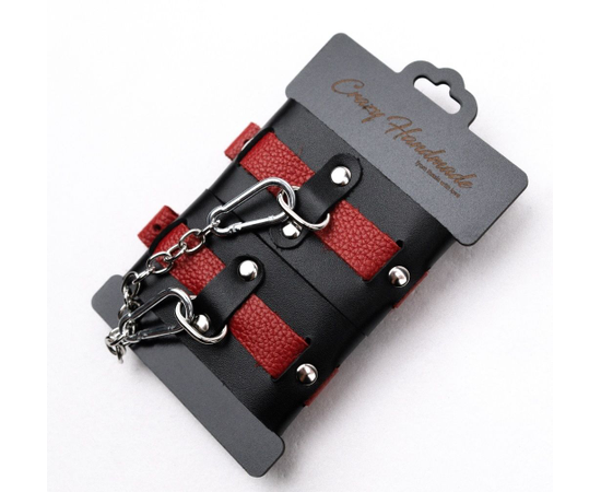 Черно-красные кожаные наручники на металлической сцепке, фото 
