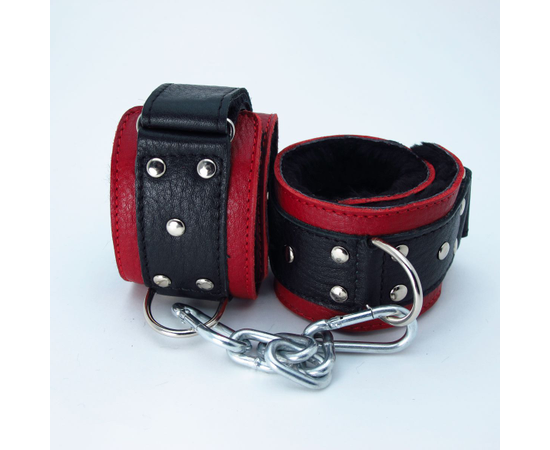 Красно-чёрные кожаные наручники с меховым подкладом, фото 