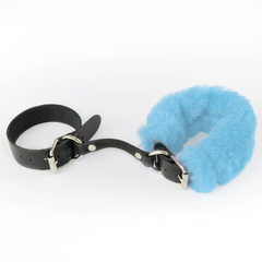 Кожаные наручники со съемной опушкой Sitabella, Цвет: черный с голубым, фото 