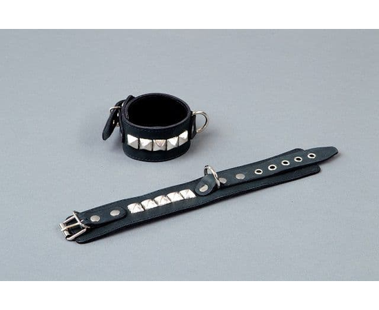 Чёрные кожаные наручники с металлическими квадропуклями, фото 