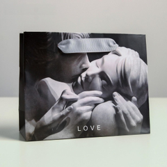 Маленький бумажный подарочный пакет LOVE - 15 х 12 см., фото 