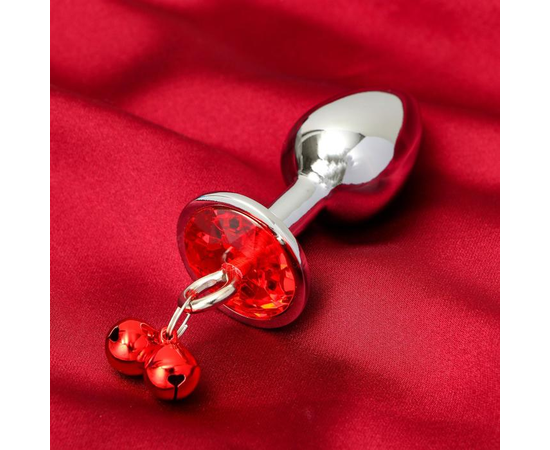 Серебристая анальная пробка с колокольчиками и красным кристаллом - 7 см., фото 