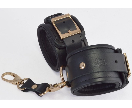 Черные кожаные наручники с золотистыми пряжками и карабином, фото 