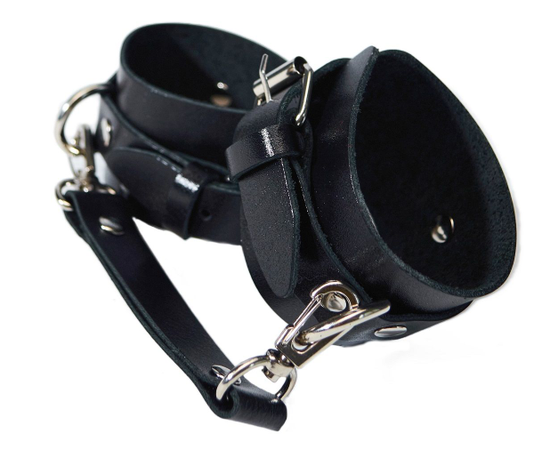 Черные кожаные наручники с соединением на карабинах, фото 