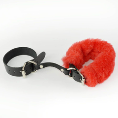 Кожаные наручники со съемной опушкой Sitabella, Цвет: черный с красным, фото 